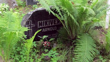 Arnold Mikiveri haud Loksa kalmistul