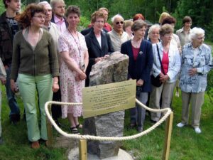 Virolaisten perustajien jälkeläiset ja Kabbölen 100-vuotismuistokivi 11. kesäkuuta 2006.