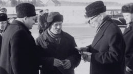 Presidentti Urho Kekkonen ja viljelijä Johannes Joosing Adaveressa 1964