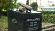 Kuvanveistäjä Aivar Simson suunnittelema Afganistanin muistomerkki Narvassa, paljastettu 8.10.2017