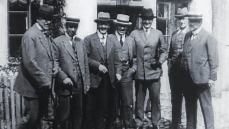 Suomen rauhanvaltuuskunnan jäseniä Peterburg-hotellin ovella Tartossa 1920