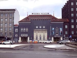 Gloria Palace Palace-hotellin ja Tallinnan kaupungintalon välissä 10.2.2023. Nimitaulua ei ole tosiasiassa palautettu