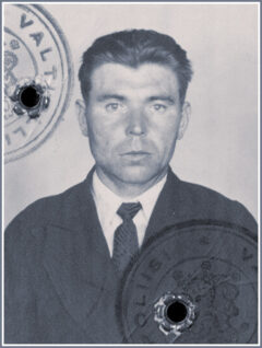 Arnold Mikiveri foto Soome kaitse­politsei (Valtiollinen poliisi, Valpo) poolt 21. veebruaril 1938. a. väljastatud Nanseni passis vahetult enne tema Danzigisse väljasaatmist. Soome kohtuotsustes oli tema ametlik nimi "Arnold Valter Mikiffer", millega ta dokumendile ka ise alla kirjutas.