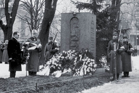 Senaattori O.W. Louhivuori laskee seppeleen Viron vapaussodan 20-vuotisjuhlan yhtedessä 28.1.1939. Kuva: Artur Kalm, EFA.2.0.28008 Viron vapaussodan 20-vuotisjuhla 1939