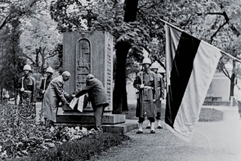 Jatkosodan vapaaehtoiset Suomen-pojat ja Viron akateemisen sotahistorian seuran edustajat laskevat seppeleen 15.5.1990. Kuva: Kultuur ja Elu, EFA.332.0.155405 Kunniakäynti Vironkävijäin muistomerkillä 15.5.1990