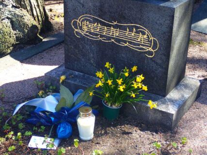 Vanha alue, 4. kortteli, 23, rivi, 2. hauta Maamme-laulu Paciuksen hautakivessä