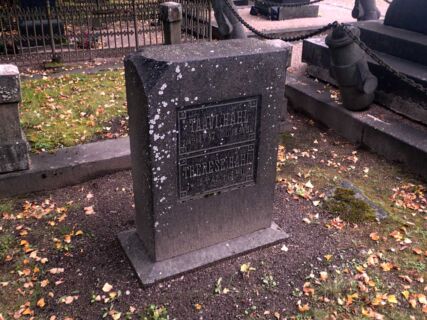 Vanha alue, 20. kortteli, 6, rivi, 5. hauta (taustalla Ramsayn sotilashauta) Taavi ja Thérèse Hahlin hauta Hietaniemessä