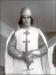 Lembitu (Ants Lauter) pukeutuneena vihollisen, kalparitarin asuun, jonka tunnus oli risti ja miekka. – ETMM 4868 Fk 800/kl Lembitu (Ants Lauter) pukeutuneena vihollisen, kalparitarin asuun. – ETMM 4868 Fk 800/kl