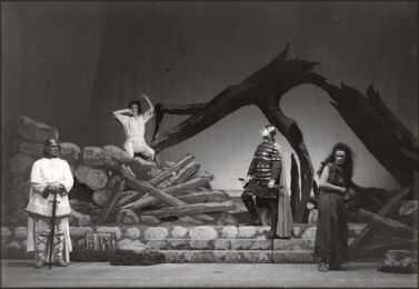 2. näytös: Jämin Karhu (Sergius Lipp), epätoivoinen Venna, Lembitu (Ants Lauter) ja Louhi (Metsa Luts). Lembitu. Estonia. – ETMM 4868 Fk 792/kl Poltetussa kylässä. 2. näytös: Jämin Karhu (Sergius Lipp), epätoivoinen Venna, Lembitu (Ants Lauter) ja Louhi (Metsa Luts). Lembitu. Estonia. – ETMM 4868 Fk 792/kl