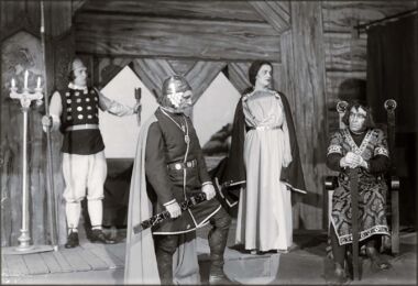 3. näytös. Vasemmalla viestilyhtyä ikkunan edessä pitävä vartija. Lembitu (Ants Lauter), Louhi (Meta Luts), istumassa Kauppo (Hugo Laur). ETMM 4868 Fk 793/kl Kohtaus Kaupon linnassa. Keskellä Lembitu (Ants Lauter), Louhi (Meta Luts), Kauppo (Hugo Laur). ETMM 4868 Fk 793/kl