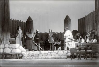 1. näytös: Saarenmaan valtiatar Louhi (Meta Luts), liiviläisten kuningas Kauppo (Hugo Laur), Sakalan vanhin Lembitu (Ants Lauter) ja hämäläisten heimopäällikkö Jämin Karhu (Sergius Lipp). – ETMM 4868 Fk 794/kl Lembitu Estoniassa. 1. näytös: Saarenmaan valtiatar Louhi (Meta Luts), liiviläisten kuningas Kauppo (Hugo Laur), Sakalan vanhin Lembitu (Ants Lauter) ja hämäläisten heimopäällikkö Jämin Karhu (Sergius Lipp). – ETMM 4868 Fk 794/kl