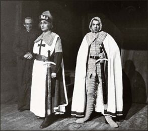 Kohtaus Vanemuine-teatterin Lembitussa. Munkki (Valdeko Ratassepp) Albert-piispa (August Sunne), narri (Ants Piller) – Rahvusarhiiv, Fotis EFA.442.0.7680 Kohtaus Vanemuine-teatterin Lembitussa. Munkki (V. Ratassepp) Albert-Piispa (A. Sunne). – Rahvusarhiiv, Fotis EFA.442.0.7680