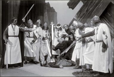 5. näytös. Albert-piispa (Albert Üksip), munkki (Harry Paris). – ETMM 4868 Fk 797/kl Lembitu on kaatunut. 5. näytös. Albert-piispa (Albert Üksip), munkki (Harry Paris). – ETMM 4868 Fk 797/kl