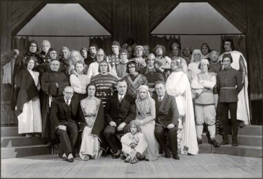 Eturivissä ohjaaja Hanno Kompus, Meta Luts (Louhi), kirjailija Johannes Karma, Marje Parikas (Kylli), Estonian johtaja Anton Kasemets. 2. rivissä Harry Paris (munkki), Sinaida Rogenbaum (Barbara), Ants Lauter (Lembitu), Hugo Laur (Kaupo), Sergius Lipp (Jämin Karhu. – ETMM 4868 Fk 798/kl Kirjailija ja kaikki näyttelijät. Eturivissä ohjaaja Hanno Kompus, Meta Luts (Louhi), kirjailija Johannes Karma, Marje Parikas (Kylli), Estonian johtaja Anton Kasemets. 2. rivissä Harry Paris (munkki), Sinaida Rogenbaum (Barbara), Ants Lauter (Lembitu), Hugo Laur (Kaupo), Sergius Lipp (Jämin Karhu. – ETMM 4868 Fk 798/kl