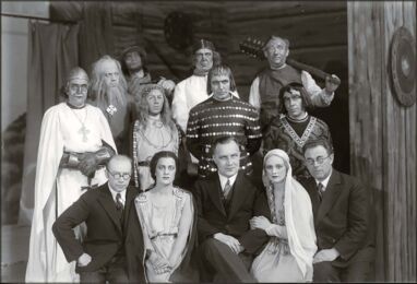 Eturivissä ohjaaja Hanno Kompus, Meta Luts (Louhi), kirjailija Johannes Karma, Marje Parikas (Kylli), Estonian johtaja Anton Kasemets. 2. rivissä Albert Üksip (Albert-piispa), Albina Kausi (Louhen äiti), Ants Lauter (Lembitu), Hugo Laur (Kaupo), 3. rivissä Juhan Tõnopa (Atso), ehkä Eduard Tinn (hrkäorja), Sergius Lipp (Jämin Karhu), Arnold Vaino (sikopaimen Hurri). – ETMM 4868 Fk 798/kl Kirjailija ja keskeiset näyttelijät. Eturivissä ohjaaja Hanno Kompus, Meta Luts (Louhi), kirjailija Johannes Karma, Marje Parikas (Kylli), Estonian johtaja Anton Kasemets. 2. rivissä Albert Üksip (Albert-piispa), Albina Kausi (Louhen äiti), Ants Lauter (Lembitu), Hugo Laur (Kaupo), 3. rivissä Juhan Tõnopa (Atso), ehkä Eduard Tinn (hrkäorja), Sergius Lipp (Jämin Karhu), Arnold Vaino (sikopaimen Hurri). – ETMM 4868 Fk 798/kl